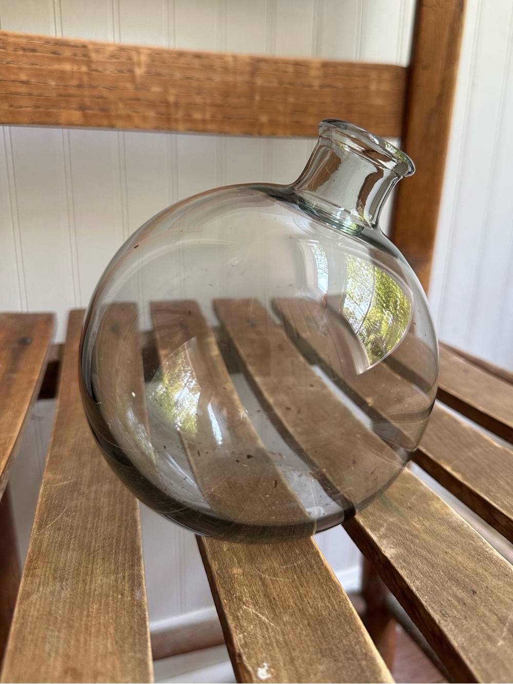 Glass, leaning vase • circular
